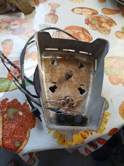 Плитка электрическая ,моторчик венилятора.