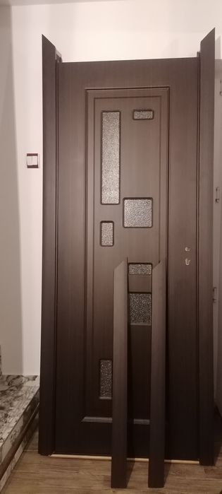 Vând ușă MDF interior wenge cu geam și toc reglabil, ușă reversibilă