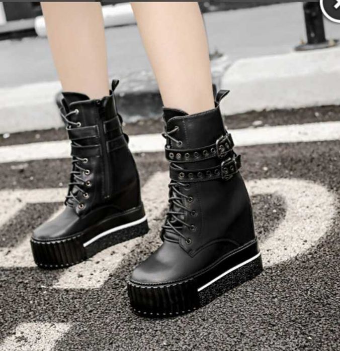 Черни боти на платформа