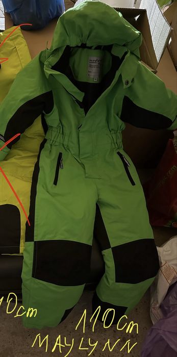 sapca New Era, costum,pantaloni schiuri, casca,placa snowboard, skiuri