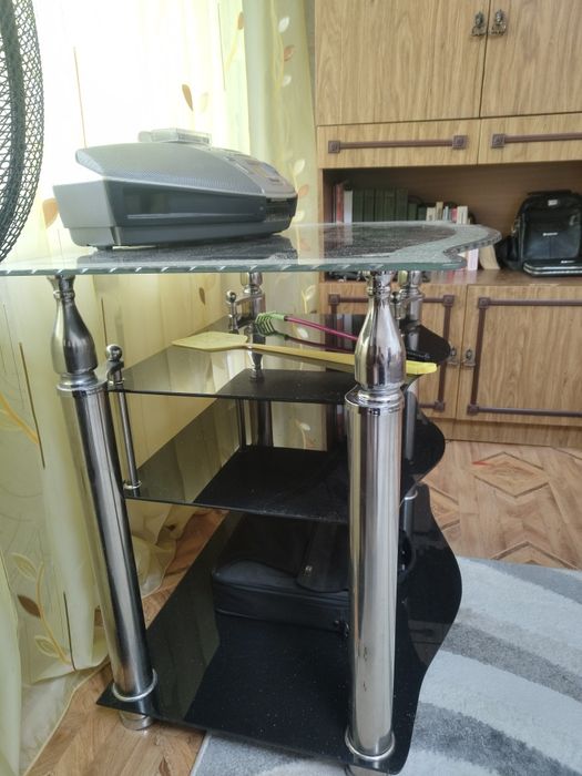 Продам стеклянный столик под телевизор