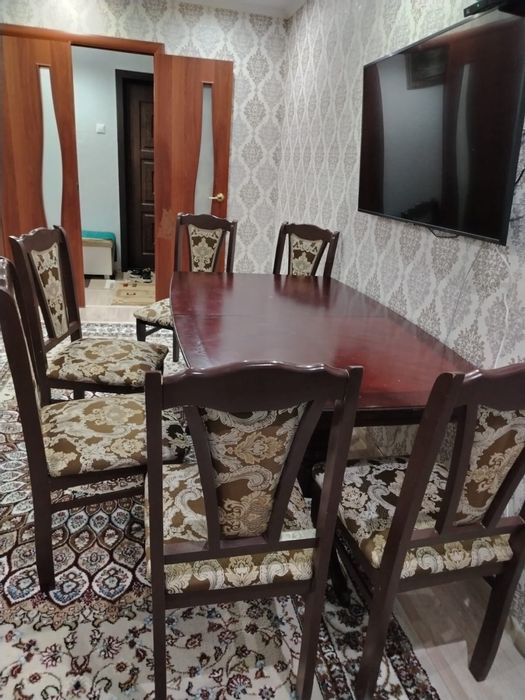 Продам стол со стульями в гостинную