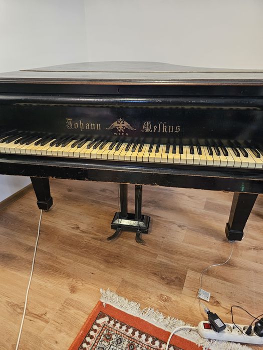 Vând pian de coada scurta