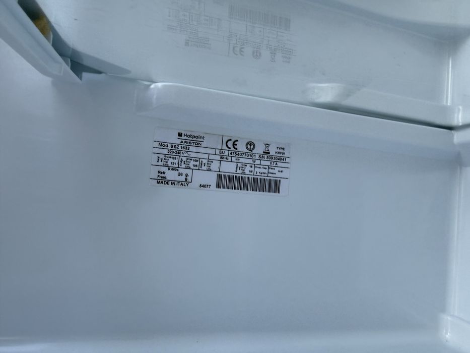 Малък хладилник с камера HotPoint Ariston