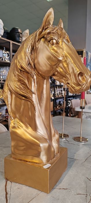 Vând statueta cal aurie