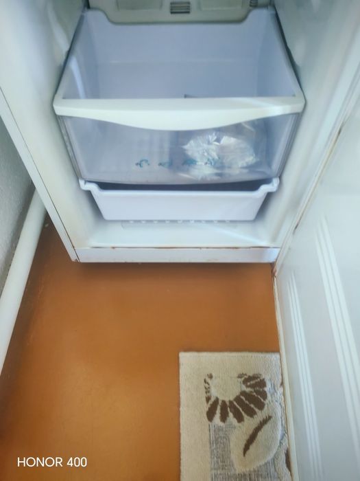 Холодильник работает