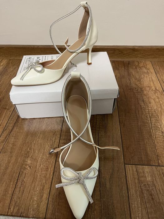 Обувки на ток с панделки