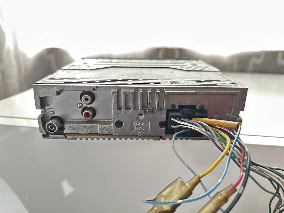 Радио за кола Sony CDX-GT200 + колони Harman Becker