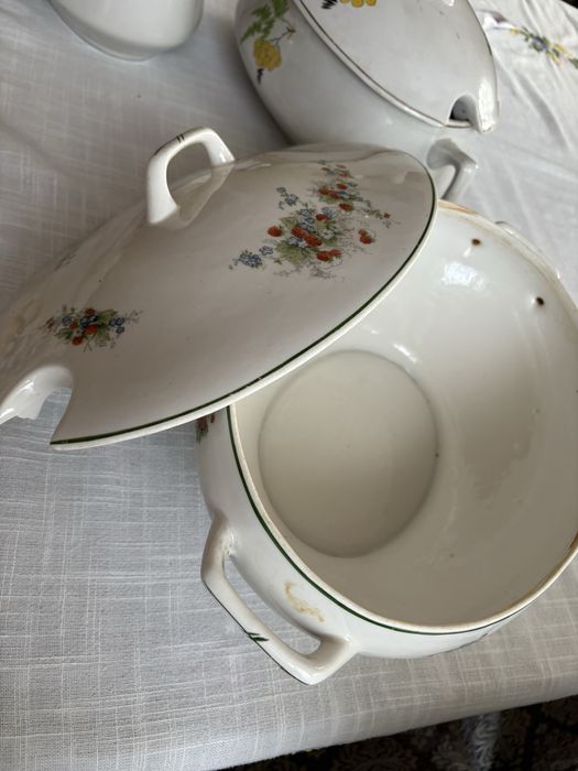 Набор из супниц .