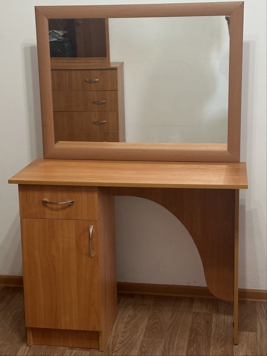 Продам дамский столик