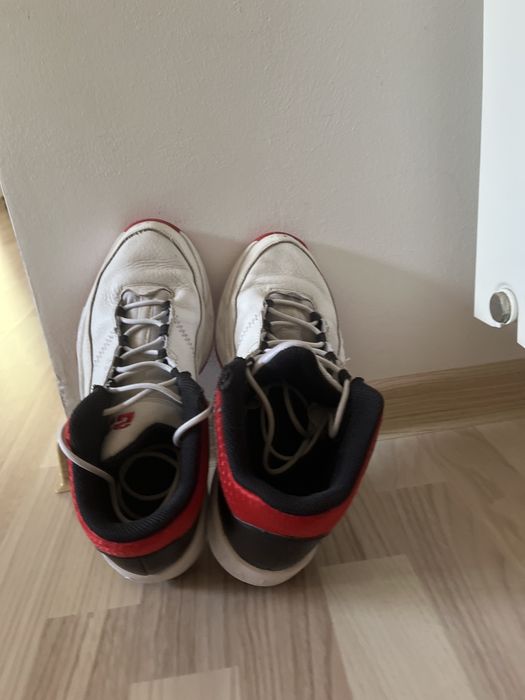 Adidasi Jordan numar 40,5.