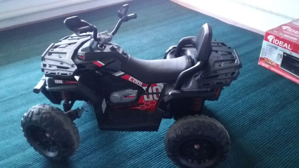 Bolalar uchun tort gildirakli elekt mashina.