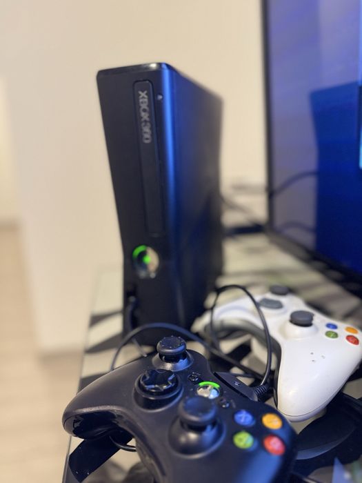Xbox 360 Slim + 2 controllere + 13 jocuri
