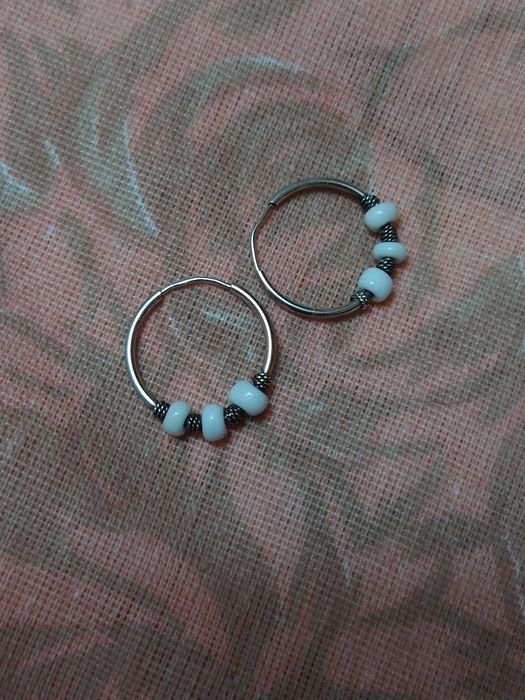 Сребърни обеци с бели мъниста