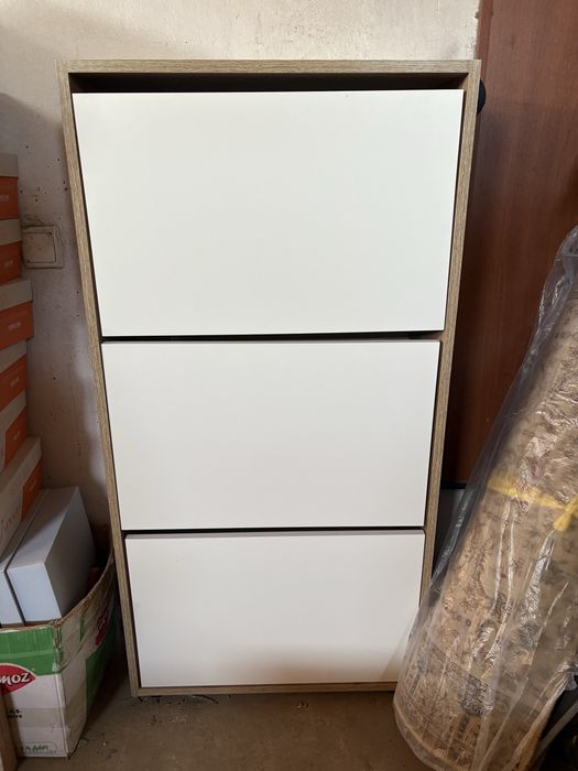 Обувница жапжаңа күйде тұр, көп қолданылмаған