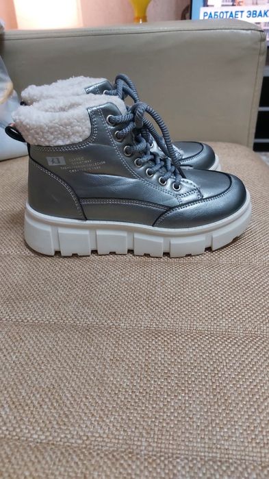 Продам ботинки для девочек