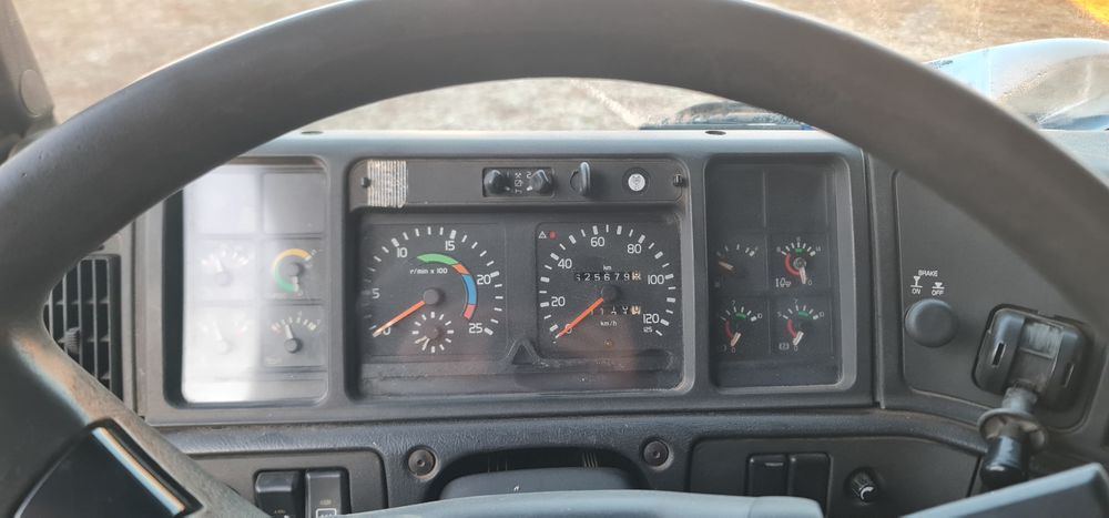 Camion cu macara , platforma