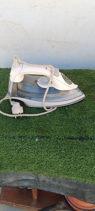 Два утюга один российский  другой  с паром