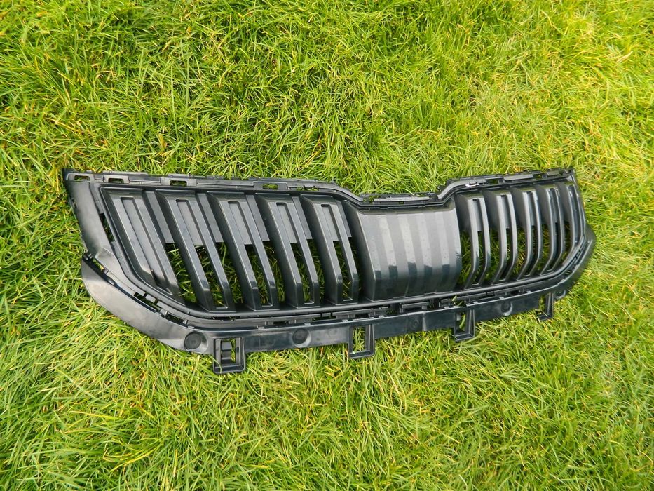Grila centrala cu distronic Skoda Karoq 2018-2021 cod 57A853653B