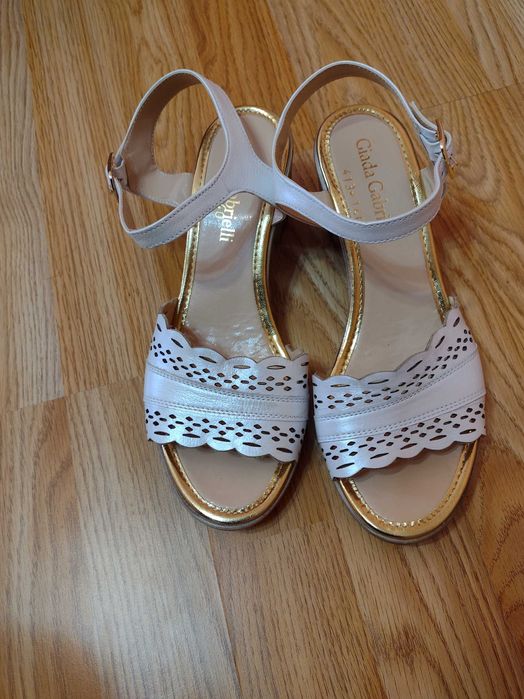 Бели ежедневни сандали