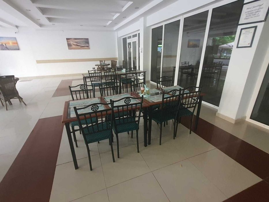 Mobilier restaurant in perfecta stare de functionare (masa + 4 scaune)