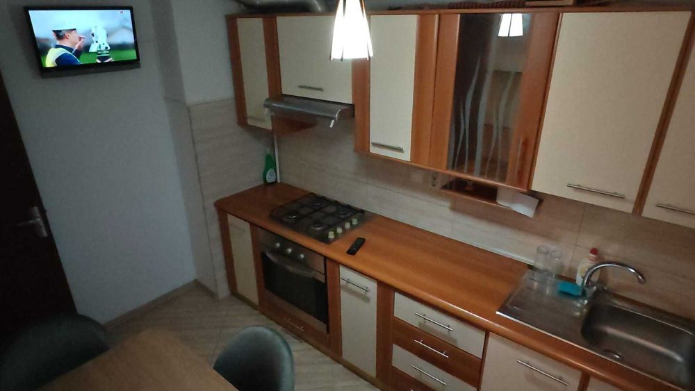Inchiriez apartament 2 camere decomandat central, mobilat modern cu centrala proprie si lift zona ,universitate.