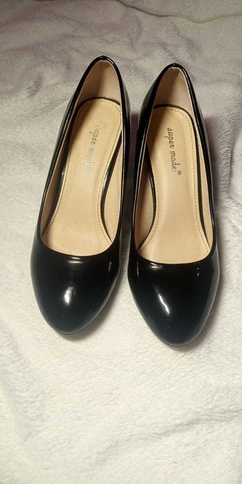 Pantofi negri lucioși