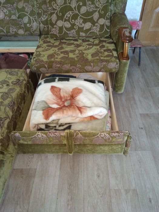 Продам угловой диван  100000 тенге