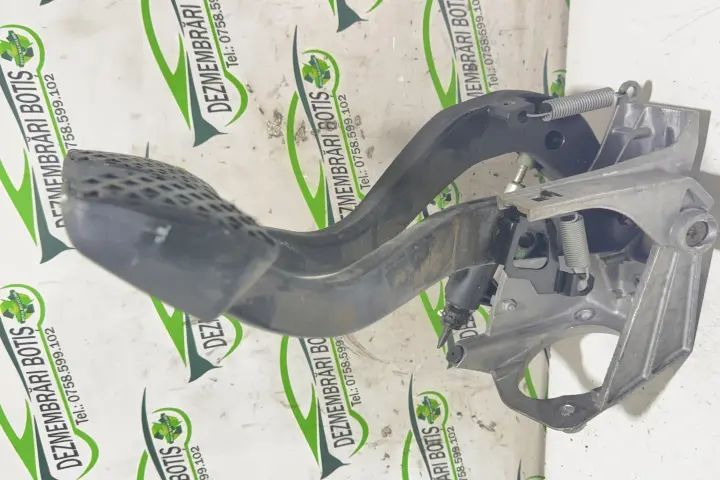 Pedala acceleratie BMW Seria 1 2006 118d MT (122 hp)