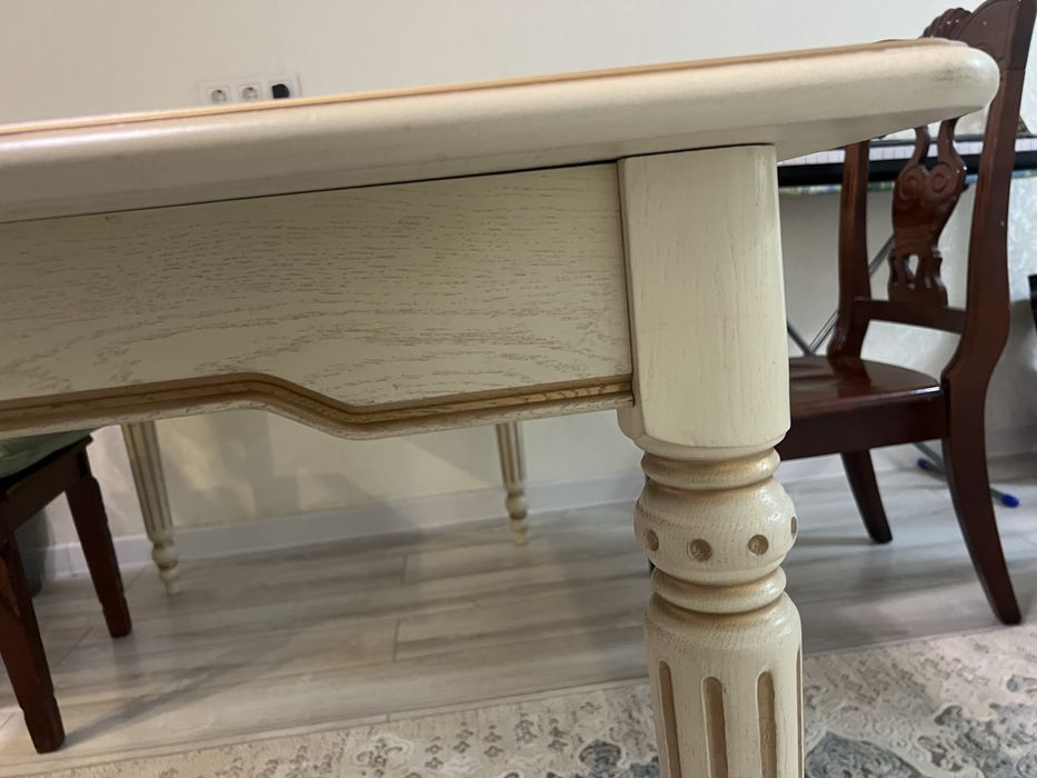 Стол для гостинной