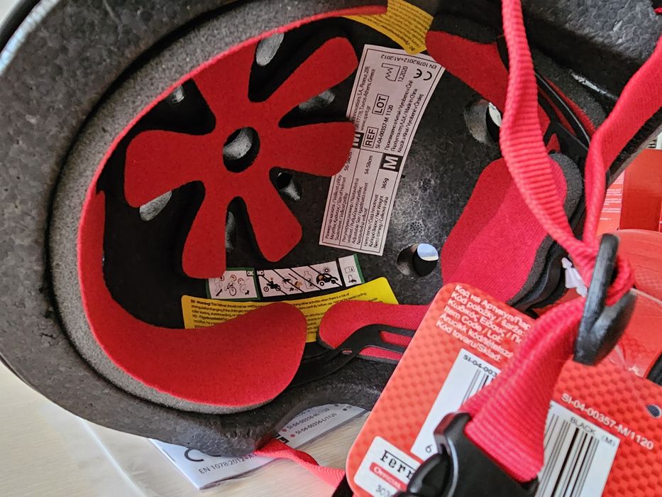 Неизползвани Ferrari детска каска и протектори размер М