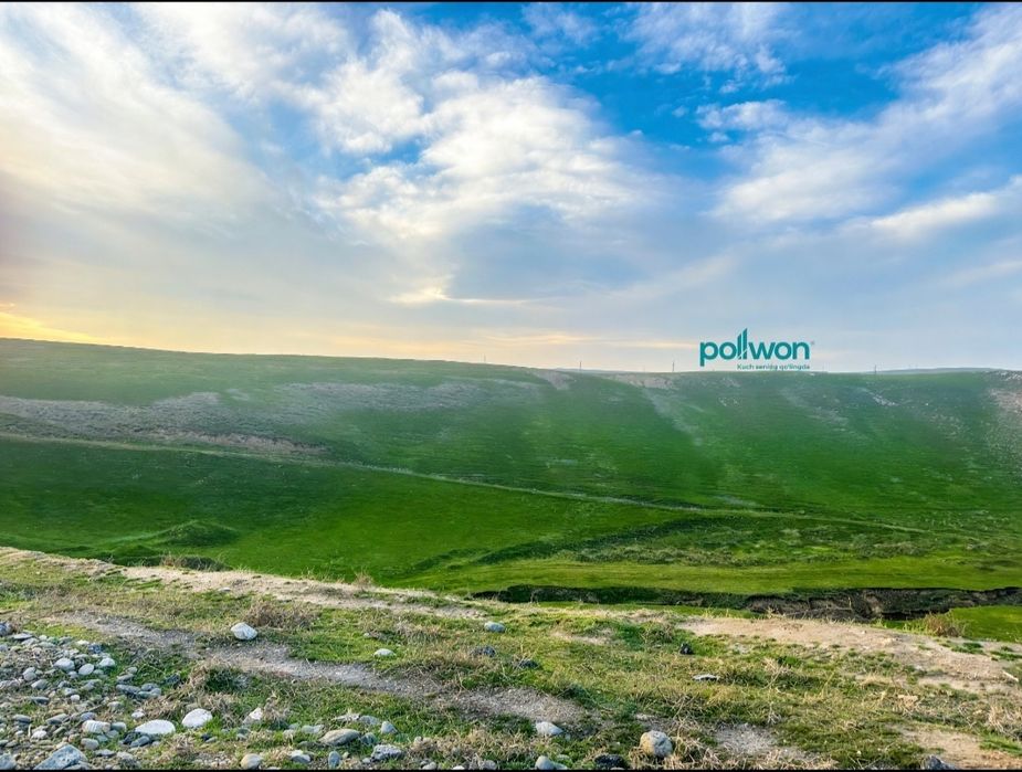 Рекламные услуги бренда с крупными буквами на перевале Воха