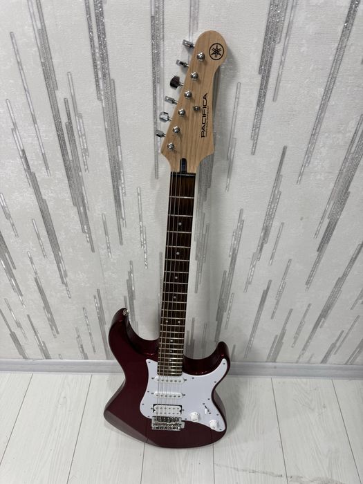 Yamaha Pacifica 012