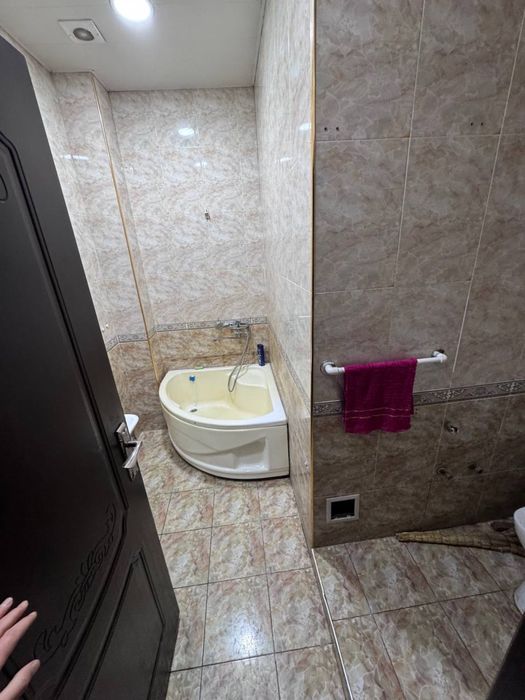 Skver,west minster instituti,Amir Temur metro oldida bollaga kvartira