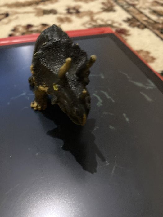 Маленькая игрушка динозаврик