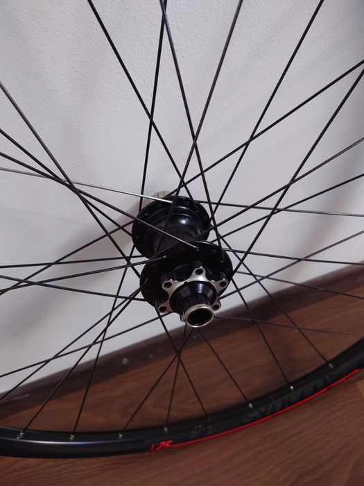 Roata cursiera și roata spate boost 148 tubeless
