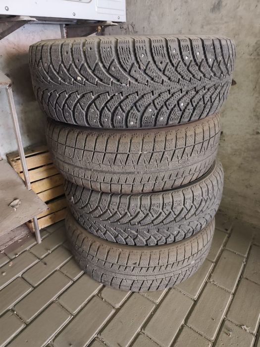 Шины зимние продам.
