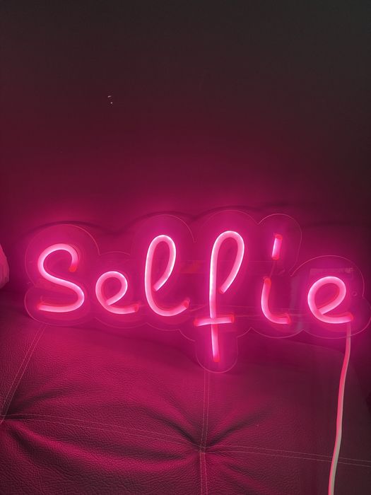 неоновая вывеска “selfie”