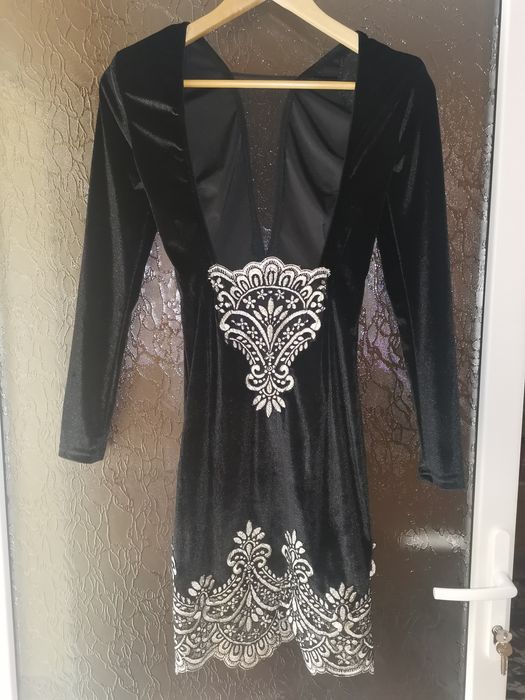 Rochie catifea cu spatele gol!