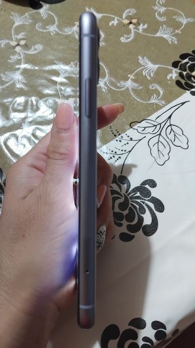 Продавам iPhone 11
