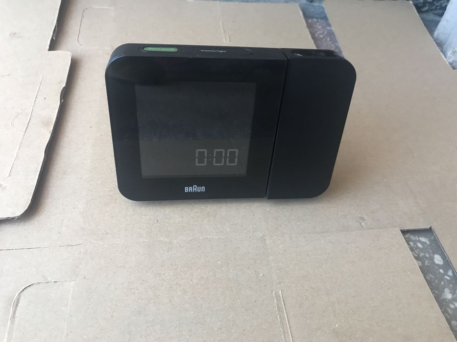 Ceas de Birou Braun cu Proiectie pe Perete BNC015BK-RC Impecabil