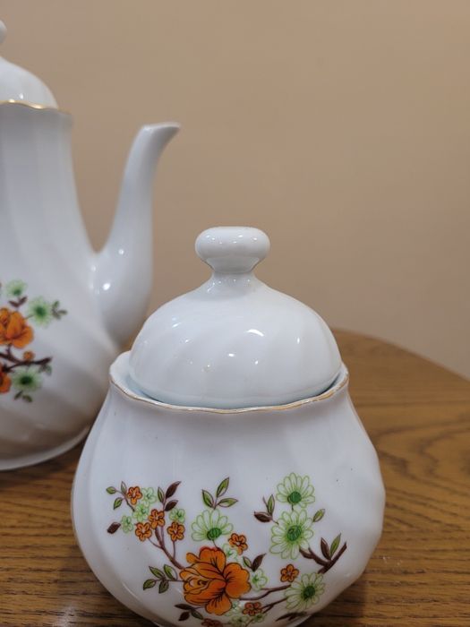 Порцелан сет от Кана за чай, латиера и захарница