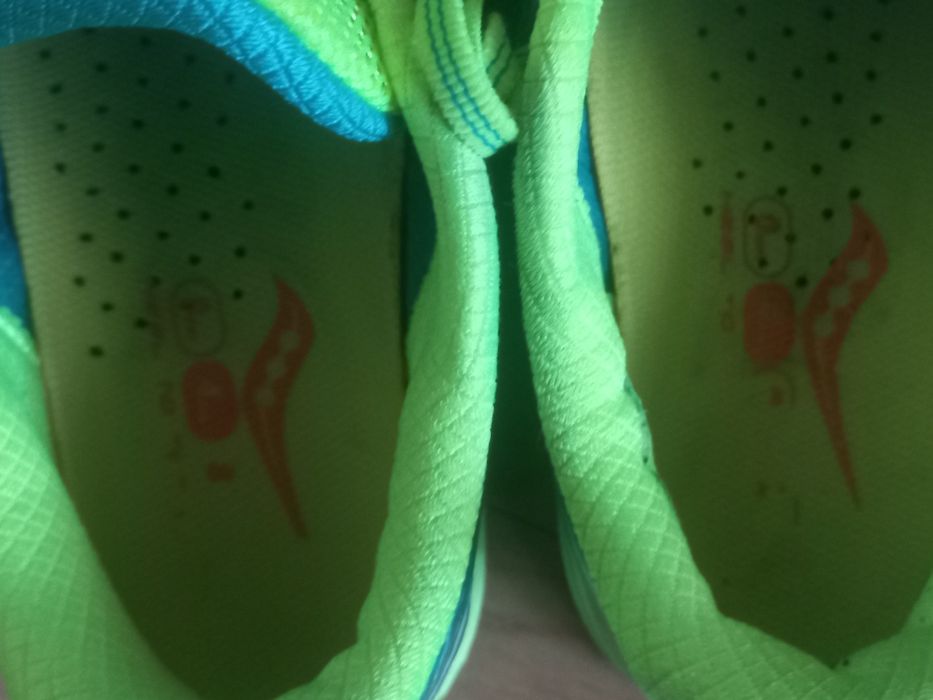 Vând pantofi sport Saucony