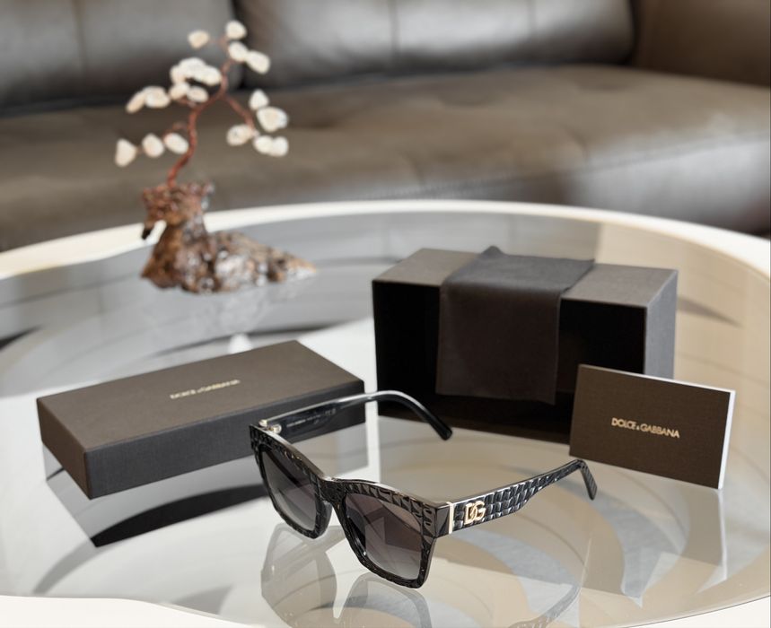 Дамски слънчеви очила Dolce & Gabbana DG4512 32888G —  чисто нови, защото някой взе грешно решение.