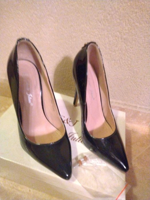 Продавам официални дамски обувки