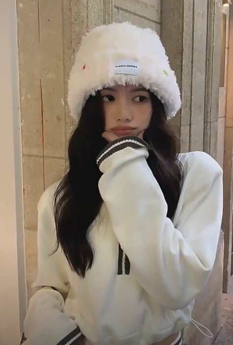 Теплая и мягкая женская шапка в белом цвете с пуговками