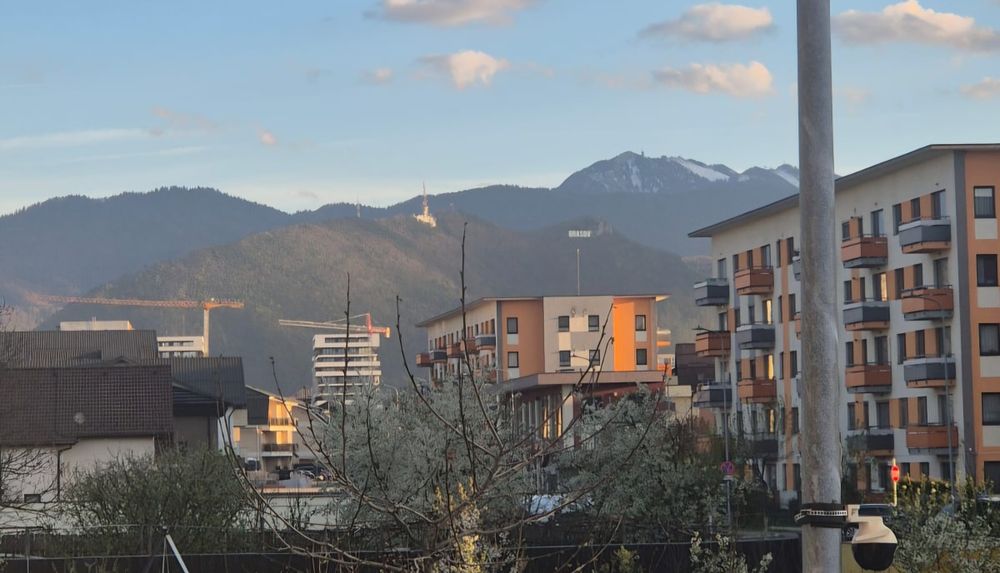 Închiriez apartament cu 2 camere