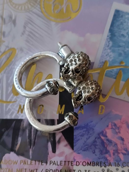 Обеци с черепи и камъчета