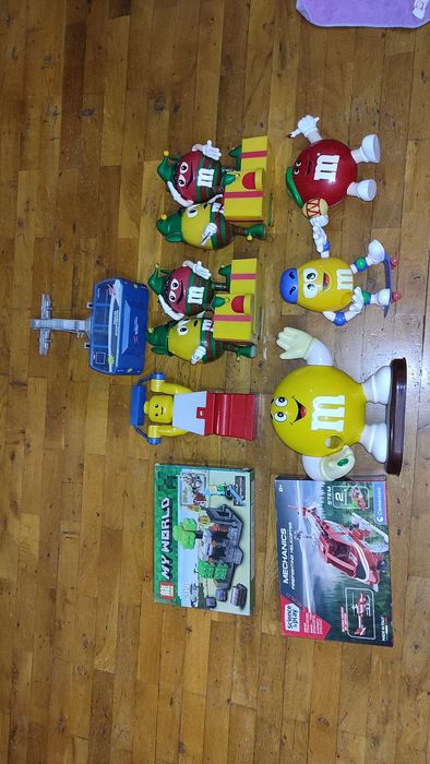 Avion mașini  figurine M&M diverse jucării pentru copii