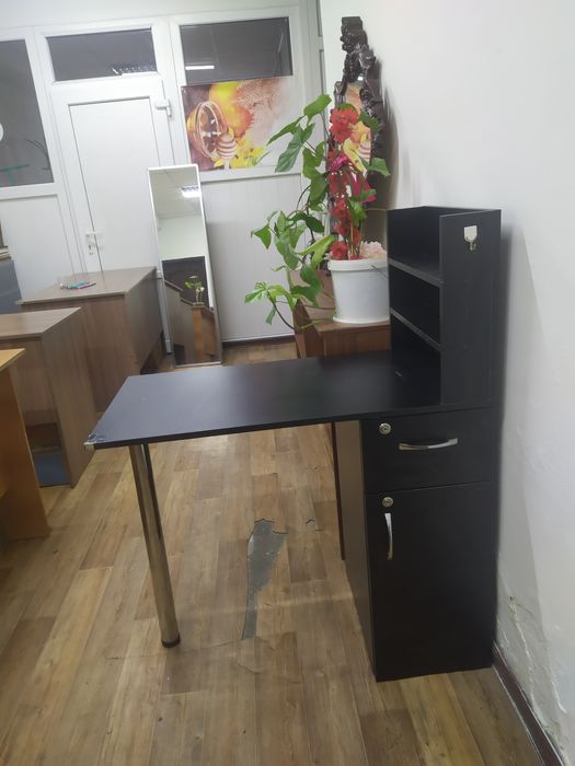 Маникюрный столик